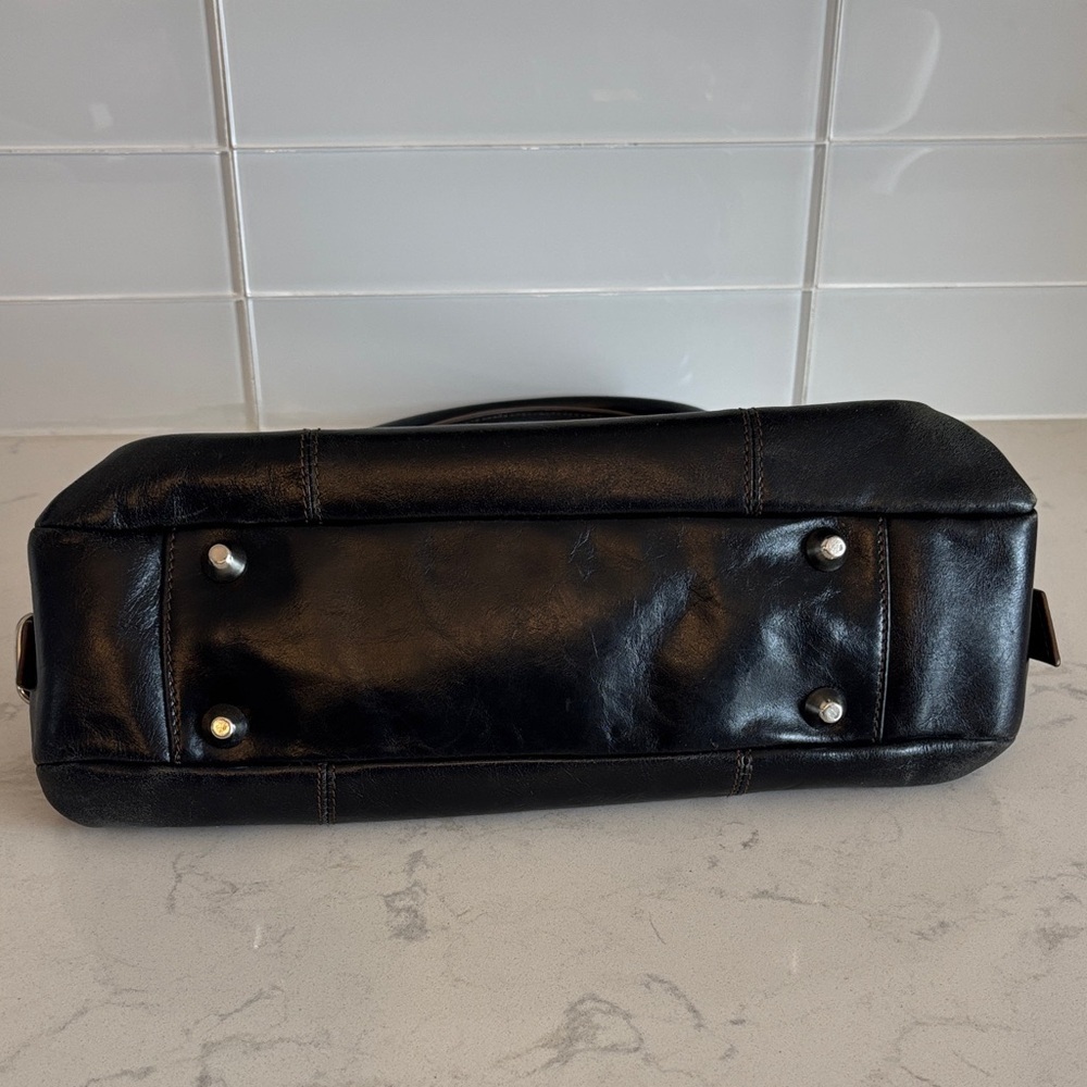Danier Elegant Black Leather Handbag - Picture 9 of 11